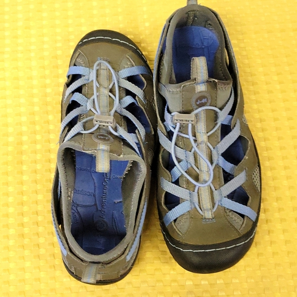 J-41 ADVENTURE ON HIKING WATER SHOES Grey and blue.